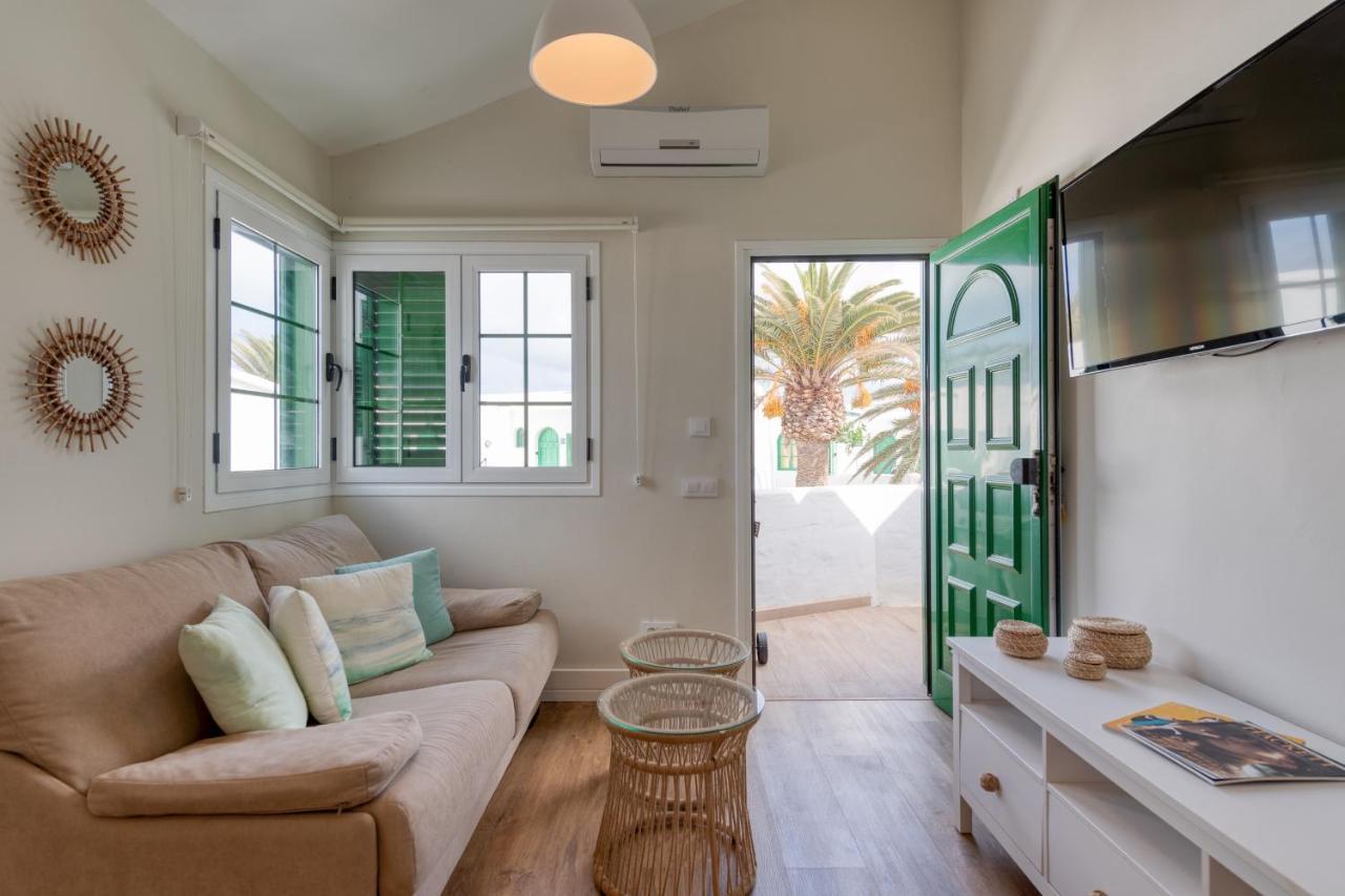 לה אוליבה Homeforguest Modern And New Beachfront Apartment מראה חיצוני תמונה